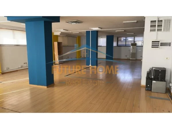 Tirane, jepet me qera ambjent biznesi Kati 1, 290 m² 3.000 € 