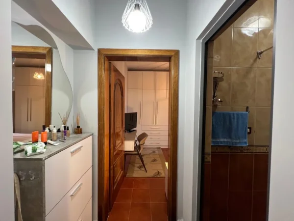 Tirane, jap me qera apartament 1+1 Kati 3, 60 m² 500 € (rruga e kavajes)