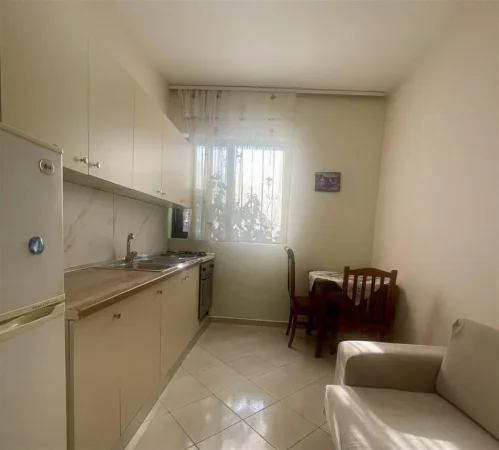 Tirane, jepet me qera apartament 1+1 Kati 1, 400 € 