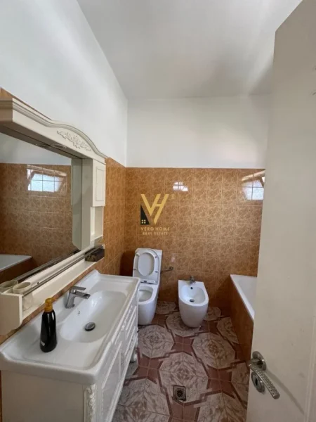 Tirane, jepet me qera hyrje 2+1+Ballkon Kati 3, 100 m² 700 € (RRUGA HIME KOLLI)