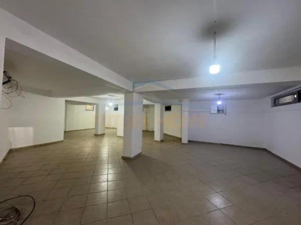 Tirane, jepet me qera ambjent biznesi Kati -1, 130 m² 500 € 