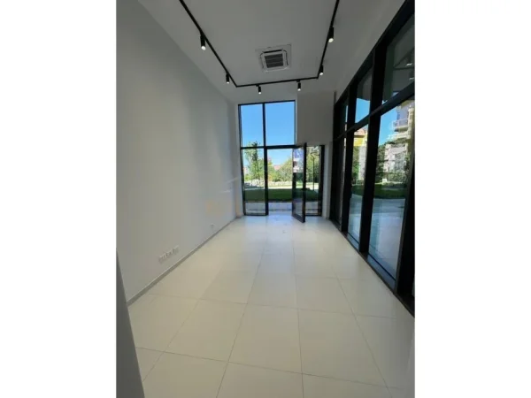 Tirane, jepet me qera ambjent biznesi Kati 0, 26 m² 750 € (Lake View)