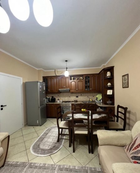 Tirane, jepet me qera apartament 2+1+Ballkon Kati 1, 90 m² 500 € (Don Bosko, Pas Triow Tower)