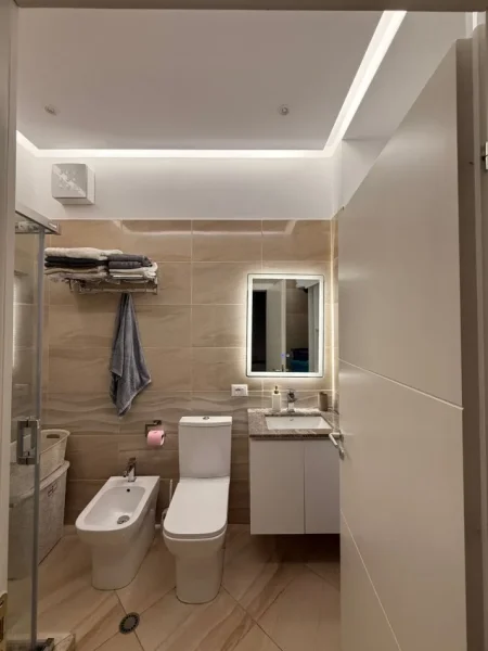 Tirane, shitet apartament 2+1 Kati 5, 300.000 m² 300.000 € (FRESK PERBALLE FURR BUKE EUROPA NE RRUGE KRYESORE.)