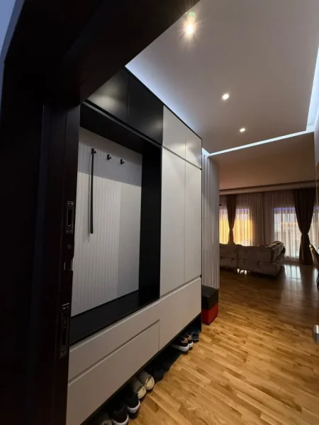 Tirane, shitet apartament 2+1 Kati 5, 300.000 m² 300.000 € (FRESK PERBALLE FURR BUKE EUROPA NE RRUGE KRYESORE.)