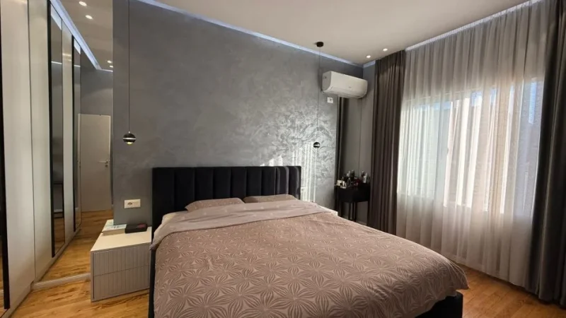 Tirane, shitet apartament 2+1 Kati 5, 300.000 m² 300.000 € (FRESK PERBALLE FURR BUKE EUROPA NE RRUGE KRYESORE.)