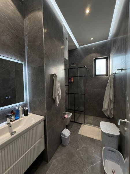 Tirane, shitet apartament 2+1 Kati 5, 300.000 m² 300.000 € (FRESK PERBALLE FURR BUKE EUROPA NE RRUGE KRYESORE.)