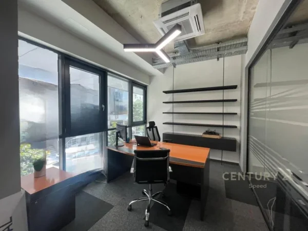 Shqiperi, jepet me qera zyre Kati 1, 334 m² 6.000 € (Rrugën e Kosovarëve)
