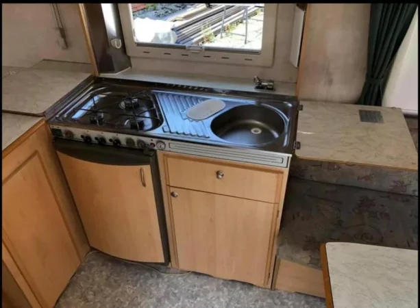 Tirane, shes Rrolet | Camper , e bardhë 8.000 €, me doganë të paguar.