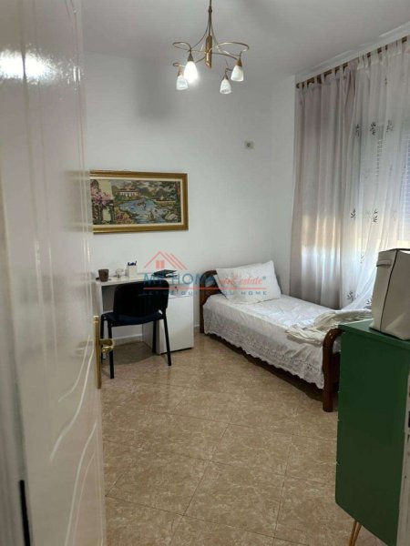 Tirane, jepet me qera apartament 2+1+Ballkon Kati 4, 107 m² 750 € (Rruga Asan Alkin)