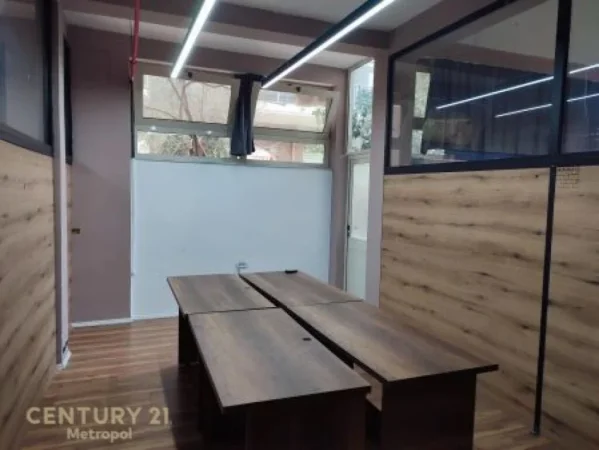 Tirane, jepet me qera zyre Kati 1, 305 m² 2.800 € (21 Dhjetorit)