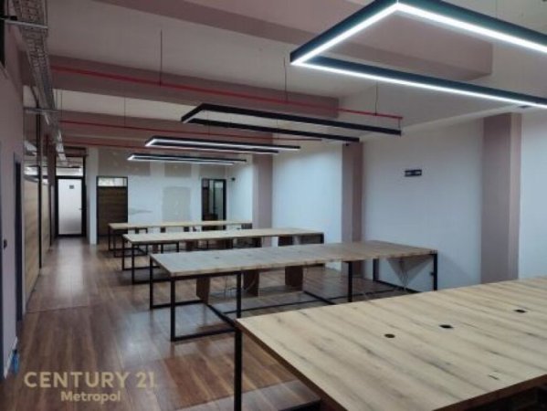 Tirane, jepet me qera zyre Kati 1, 305 m² 2.800 € (21 Dhjetorit)