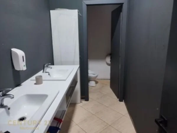 Tirane, jepet me qera zyre Kati 1, 305 m² 2.800 € (21 Dhjetorit)