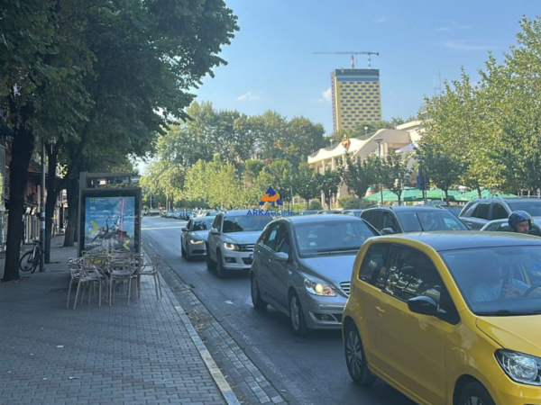 Tirane, jepet me qera dyqan Kati 1, 100 m² 2.000 € (TE SHALLVARET,QENDER)