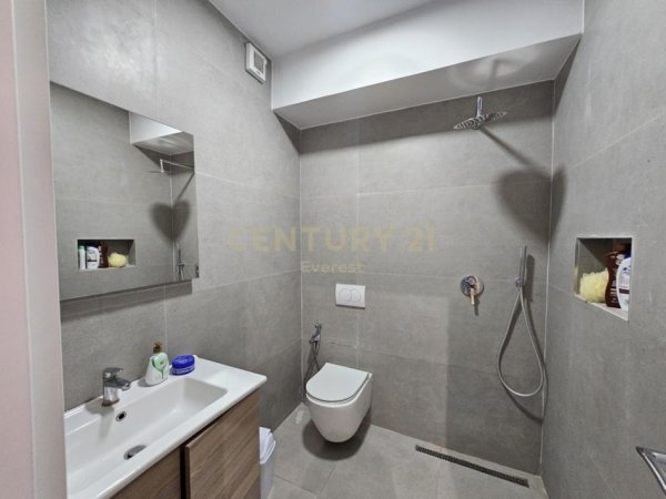 Tirane, jepet me qera apartament 2+1 Kati 2, 100 m² 650 € (Kopshit Botanik.)