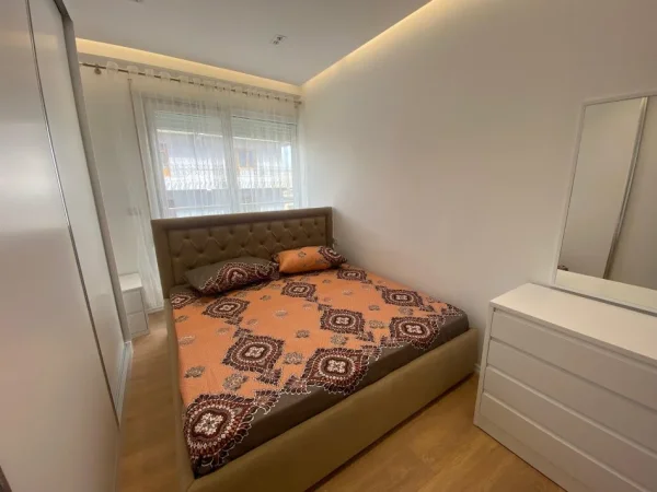 Tirane, jap me qera apartament 1+1 Kati 1, 80 m² 600 € (rruga hamdi pepo)