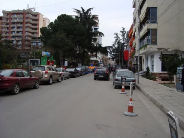 Tirane, jepet me qera ambjent biznesi Kati 1, 100 m² 2.000 € (RRUGA VASO PASHA,BLLOK)