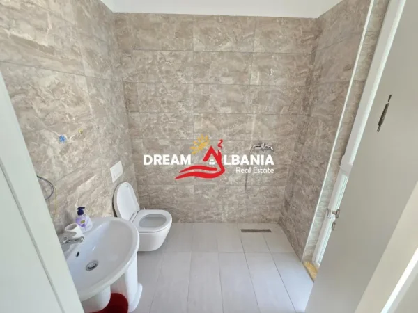 Tirane, jepet me qera zyre Kati 3, 111 m² 1.200 € (prane Square 21 rruga e Kavajes)