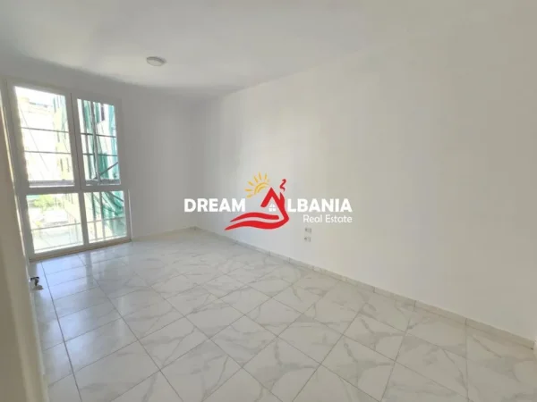 Tirane, jepet me qera zyre Kati 3, 111 m² 1.200 € (prane Square 21 rruga e Kavajes)