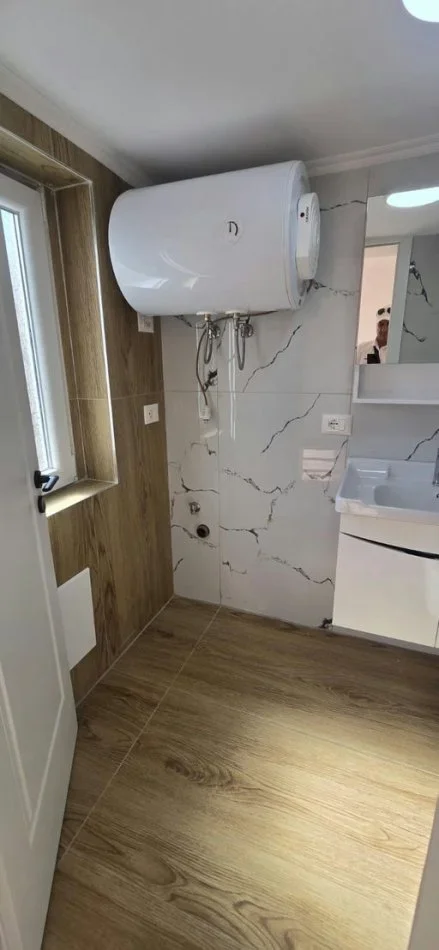 Tirane, shitet vetem 1 dhome 1+1 Kati 3, 30 m² 95.000 € (Rruga ''Myslym Shyri")