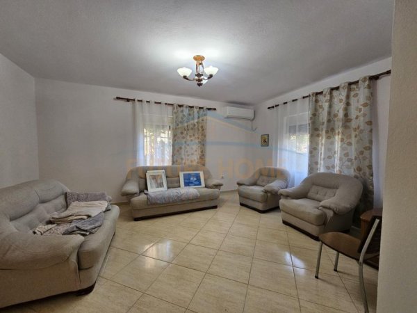 Tirane, jepet me qera apartament 3+1+Ballkon Kati 1, 145 m² 550 € (Xhamia e Tabakeve)