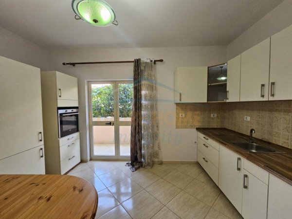 Tirane, jepet me qera apartament 3+1+Ballkon Kati 1, 145 m² 550 € (Xhamia e Tabakeve)