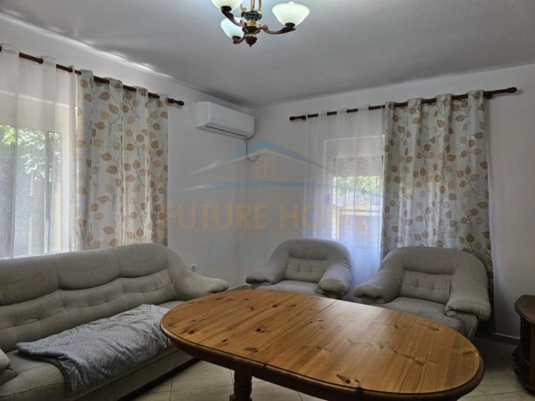 Tirane, jepet me qera apartament 3+1+Ballkon Kati 1, 145 m² 550 € (Xhamia e Tabakeve)