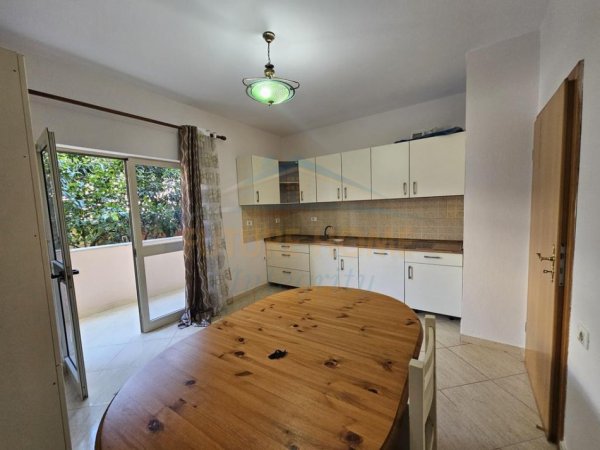 Tirane, jepet me qera apartament 3+1+Ballkon Kati 1, 145 m² 550 € (Xhamia e Tabakeve)