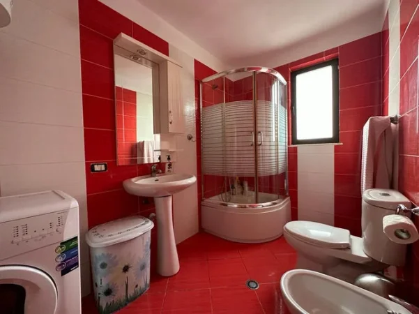 Tirane, jepet me qera apartament 1+1+Ballkon Kati 5, 65 m² 450 € (Rruga ''Xhanfize Keko")