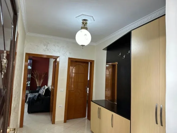 Tirane, jepet me qera apartament 1+1+Ballkon Kati 5, 65 m² 450 € (Rruga ''Xhanfize Keko")