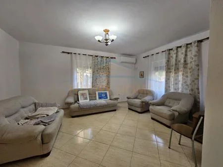 Tirane, jepet me qera apartament 2+1 Kati 1, 145 m² 550 € 