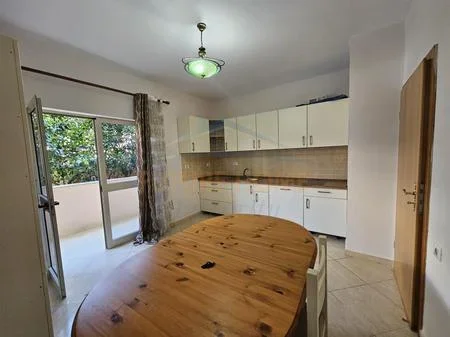 Tirane, jepet me qera apartament 2+1 Kati 1, 145 m² 550 € 