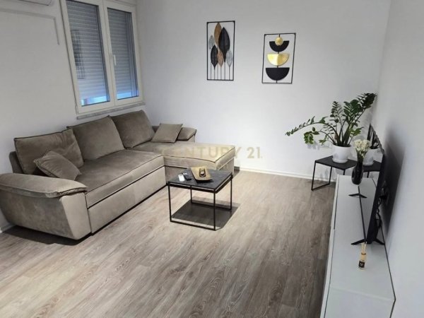 Tirane, jepet me qera apartament 1+1 Kati 3, 73 m² 700 € (PAZARI I RI)