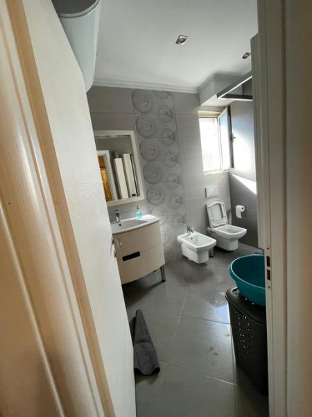 Tirane, jepet me qera apartament 1+1+Ballkon Kati 3, 65 m² 600 € (Rruga &quot;Mine Peza&quot;)