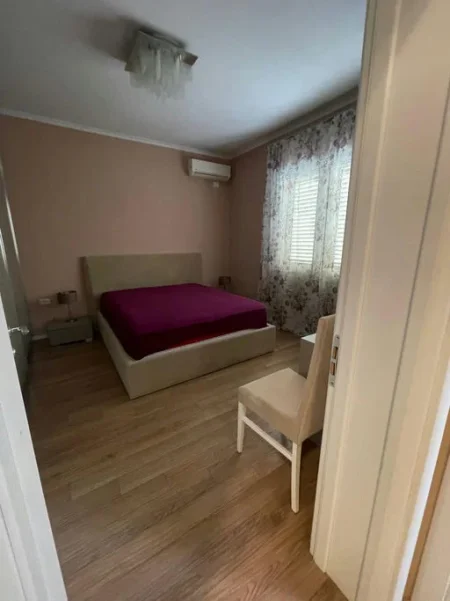 Tirane, jepet me qera apartament 1+1+Ballkon Kati 3, 65 m² 600 € (Rruga "Mine Peza")