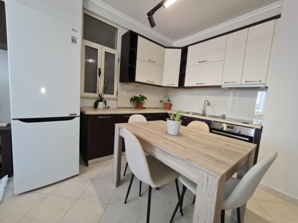 Tirane, jepet me qera apartament 1+1 Kati 3, 65 m² 550 € (rruga Rrapo Hekali)