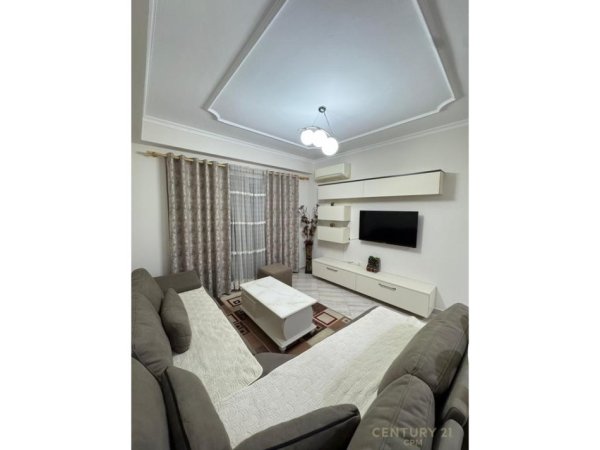 Tirane, jepet me qera apartament 1+1 Kati 5, 65 m² 600 € (KOMUNEN E PARISIT)