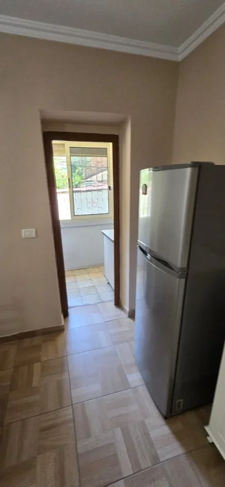 Tirane, shitet apartament 2+1 Kati 1, 98 m² 195.000 € (Rruga Fortuzi, prane shkolles Jeronim De Rada)