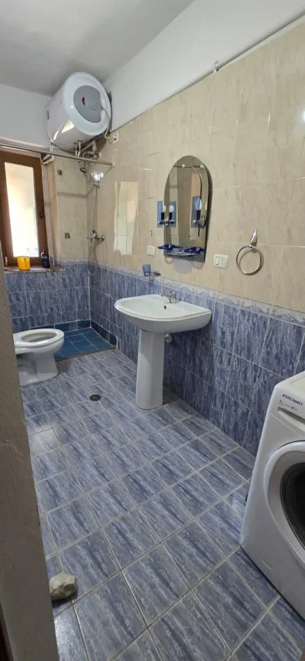 Tirane, shitet apartament 2+1 Kati 1, 98 m² 195.000 € (Rruga Fortuzi, prane shkolles Jeronim De Rada)