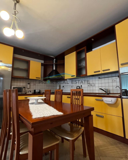 Tirane, jepet me qera apartament 2+1+Ballkon Kati 9, 110 m² 850 € (te Juridiku)