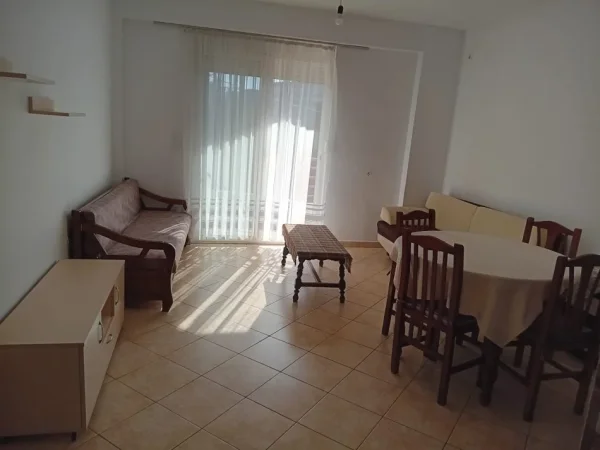 Tirane, jepet me qera apartament 1+1 Kati 2, 350 € 