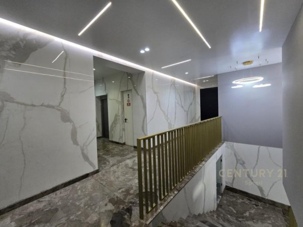 Tirane, jepet me qera zyre Kati 1, 334 m² 6.000 € (Rruga e Kosovareve)