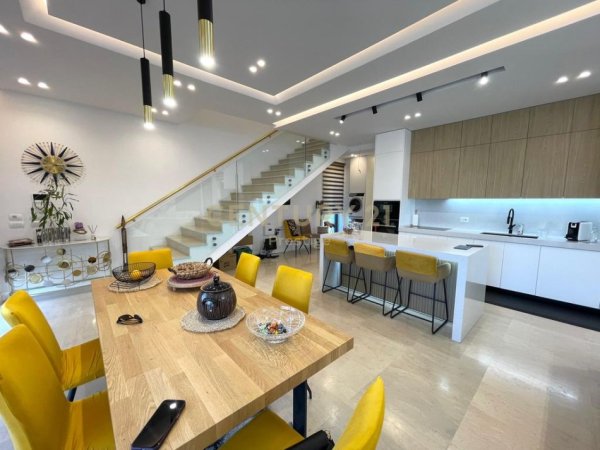 Tirane, jepet me qera 2 Katshe Kati 0, 252 m² 3.499 € (Berzhite.)