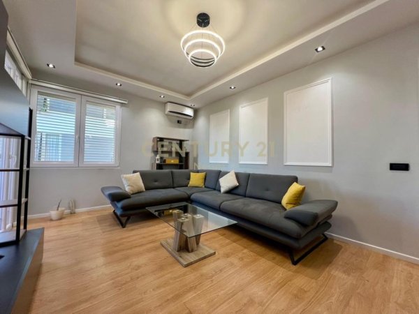 Tirane, jepet me qera apartament 2+1+Aneks+Ballkon Kati 1, 120 m² 800 € (Neom118111)