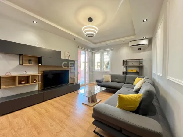 Tirane, jepet me qera apartament 2+1+Aneks+Ballkon Kati 1, 120 m² 800 € (Neom118111)