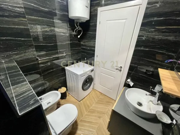 Tirane, jepet me qera apartament 2+1+Aneks+Ballkon Kati 1, 120 m² 800 € (Neom118111)