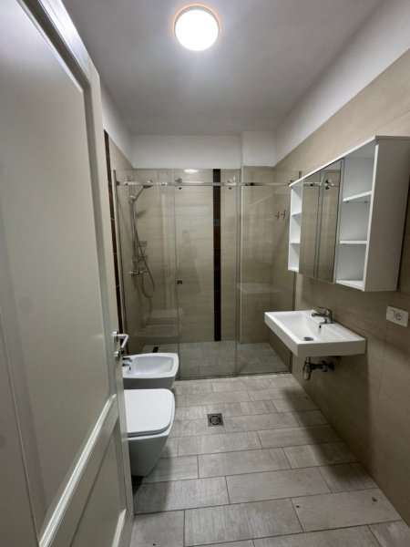 Tirane, jepet me qera apartament 2+1+Aneks+Ballkon Kati 4, 125 m² 800 € (Kompleksi Delijorgji)