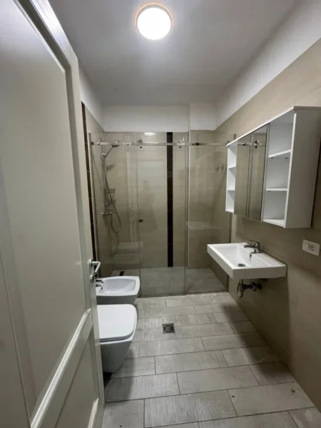 Tirane, jepet me qera apartament 2+1+Aneks+Ballkon Kati 4, 125 m² 800 € (Kompleksi Delijorgji)