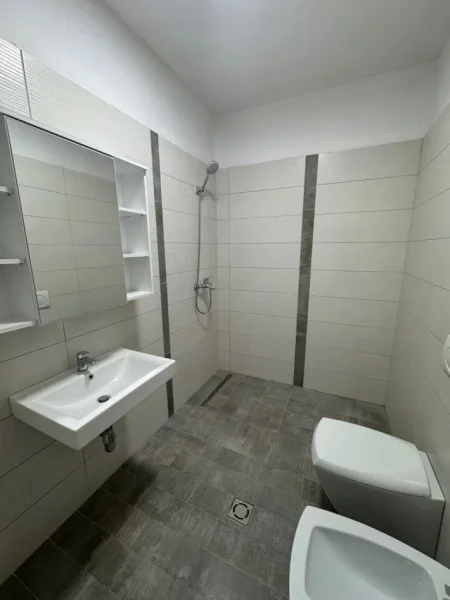 Tirane, jepet me qera apartament 2+1+Aneks+Ballkon Kati 4, 125 m² 800 € (Kompleksi Delijorgji)