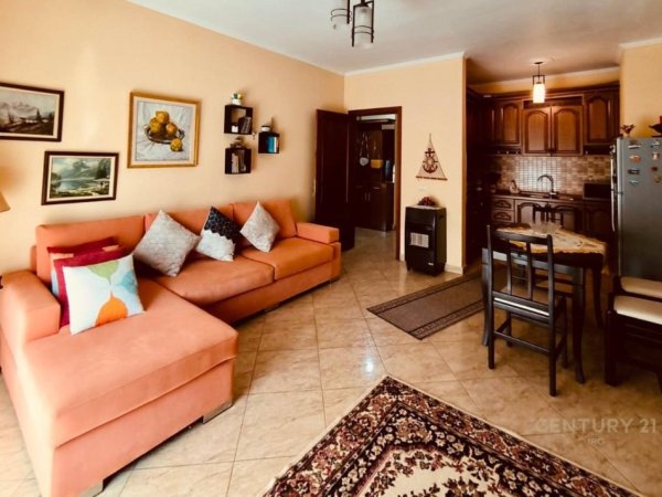 Tirane, jepet me qera apartament 1+1 Kati 3, 80 m² 450 € (Ish Parku)
